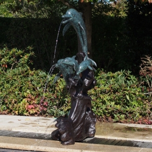 Bronzeskulptur "Vier springende Delfine" als Wasserspeier