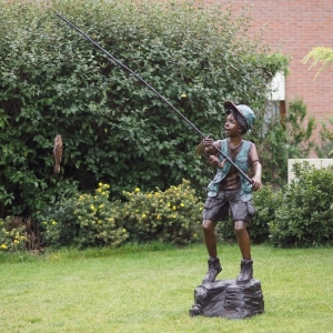 Bronzeskulptur Junge auf Stein beim Angeln aus Bronze 