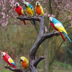 Bronzeskulptur Papageien im Baum im Garten 