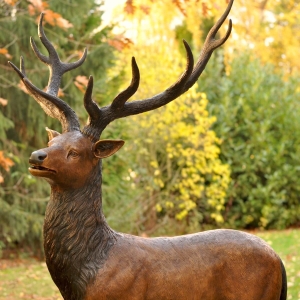 Bronzeskulptur Geweih vom Hirsch im Garten 