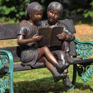 Bronzeskulptur Zwei Kinder sitzend auf einer Bank mit Ihrem Buch