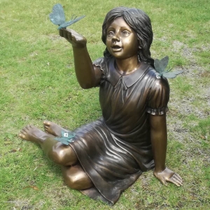 Bronzeskulptur Sitzendes Mädchen mit Schmetterlingen auf Wiese