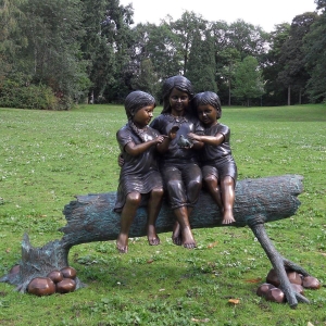 Bronzeskulptur Drei Sitzende Mädchen auf einem Baumstamm