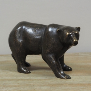 Moderne Bronzefigur eines Bären im Regal