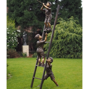 bronzefigur jungen auf Leiter