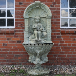 Bronzebrunnen "Putte mit Fischen"