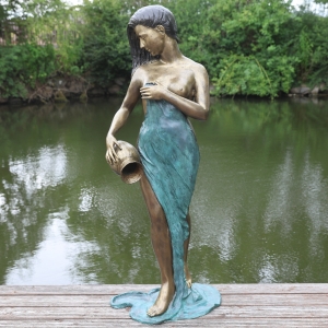 Bronzeskulptur "Junger Frauenakt mit Krug" als Wasserspeier