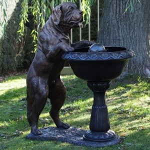 Bronzeskulptur "Hund lehnt am Brunnen" als Wasserspiel