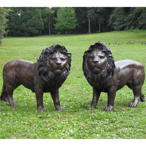 große bronze Löwen