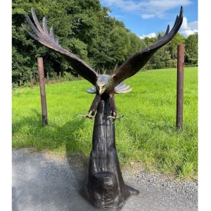 Frontansicht der Bronzeskulptur "Seeadler im Anflug auf Klippe"