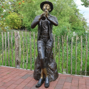 Bronzefigur "Großer Flötenspieler Franz" als Wasserspeier
