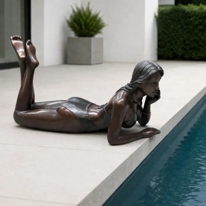 Bronzeskulptur "Liegende Frau im Badeanzug"