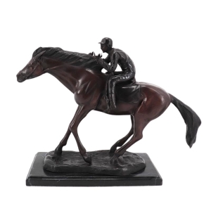 Bronzeskulptur Jockey auf Marmorsockel von der Seite mit einer braunen Patina
