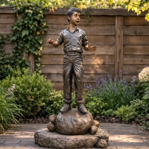 Bronzeskulptur "Junge Mike balanciert auf Felsen"