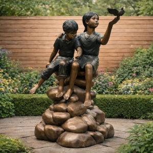 Bronzeskulptur "Kinder mit Vogel auf einem Felsen"