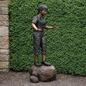Bronzeskulptur "Mädchen Marika balanciert auf Felsen"