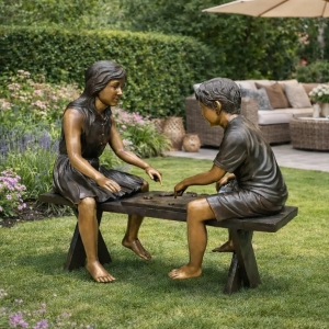 Bronzeskulptur "Zwei Kinder spielen Dame"