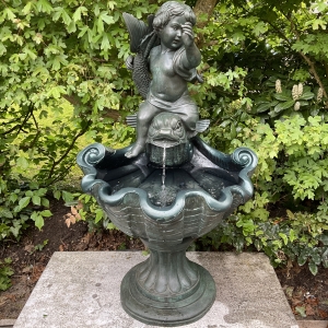 Bronzebrunnen "Putte auf Fisch" als Wasserspeier
