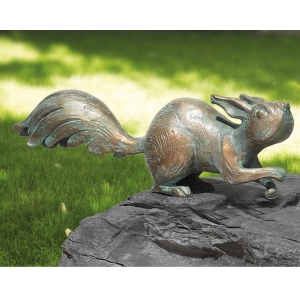 Einzelansicht der Bronzeskulptur "Eichhörnchen auf der Hut"