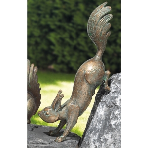 Bronzeskulptur "Eichhörnchen kopfüber"
