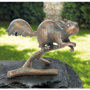 Bronzeskulptur "Eichhörnchen auf Zweig"