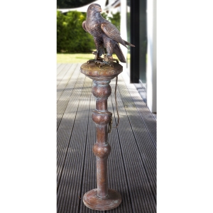 bronze falke auf pfahl