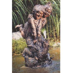 Frontansicht der Bronzefigur "Zwei Kinder auf Gans"