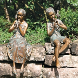Frontansicht der Bronzeskulptur "Kinder mit Flöte"