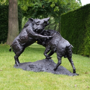 Bronzeskulptur "Keiler im Zweikampf"
