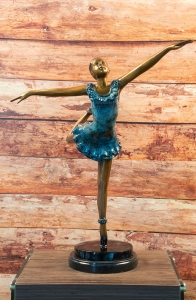 Bronzefigur Ballerina Martha auf einem Marmorsockel von vorne 