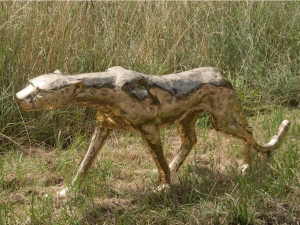 Bronzeskulptur Stehender Gepard in gold auf einer Wiese