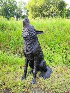 Bronzeskulptur Heulender Wolf im Garten