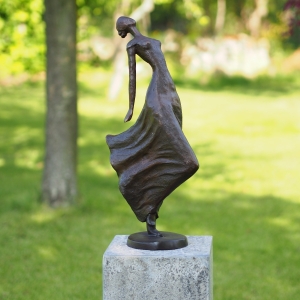 Tanzende Frau aus Bronze auf Sockel