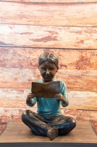 Bronzeskulptur "Jasper mit Buch"