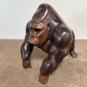 Bronzeskulptur "Abstrakter Gorilla" braun