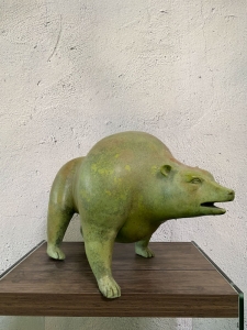 Bronzeskulptur Stehender Bär abstrakt mit einer grünen Patina