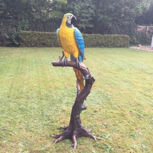 Bronzeskulptur Papagei auf Baumstamm