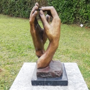 Bronzeskulptur "Die Kathedrale" von Auguste Rodin auf Marmorsockel