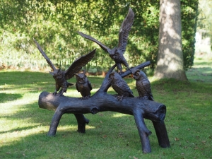 Bronzeskulptur "Fünf Eulen auf Baumstamm"
