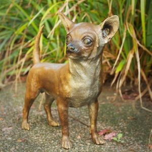 Bronzeskulptur Stehender Chihuahua auf einer Treppe
