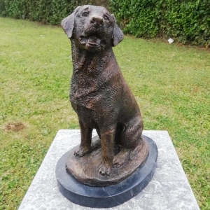 Bronzeskulptur "Sitzender Labrador" auf Marmorsockel mit brauner Patina