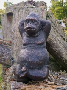Bronzeskulptur "Liegender Affe" klein