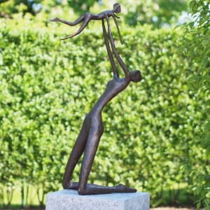 Abstrakte Darstellung von Mutter und Kind aus Bronze
