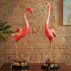 Bronzeskulptur Flamingo Paar auf einem Tisch