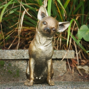Bronzeskulptur Sitzender Chihuahua auf einer Treppe 
