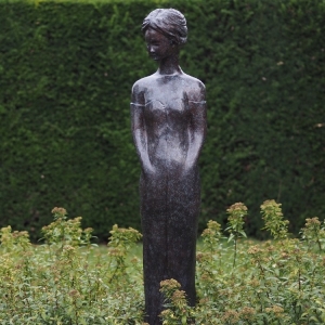 Bronzeskulptur "Stehende Mila im Sommerkleid"
