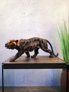Bronzeskulptur "Stehender Tiger" Braun