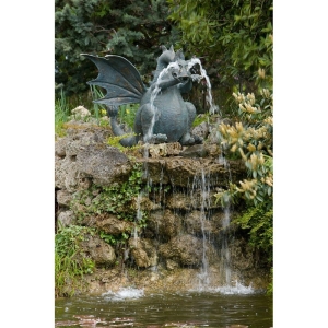 Lebensgroßer Drache als Wasserspeier.