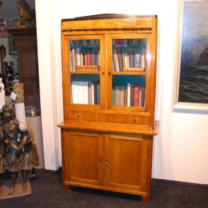 "Biedemeier-Vitrinenaufsatzschrank süddeutsch um 1825/1835 in Kirschbaum"