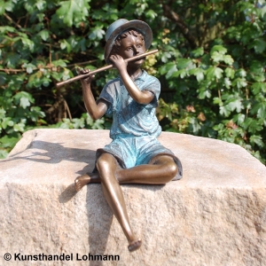 Flötenspieler Lars sitzend